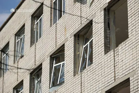 Атака на Дніпро: пошкоджені школи й житлові будинки, є постраждалі