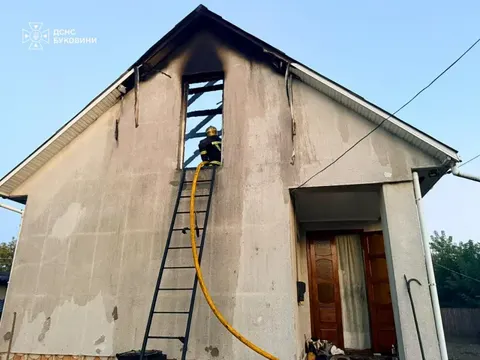 На Буковині згоріло горище житлового будинку: що робити власникам