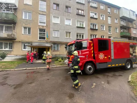 У Нововолинську рятувальники через вікно дісталися до хворого чоловіка