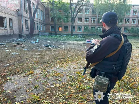 Атака РФ на Київ: які пошкодження зазнали будинки та школи у чотирьох районах