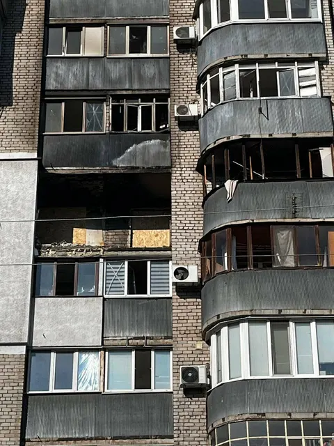 У Запоріжжі дрон влучив у багатоповерхівку: згоріли дві квартири