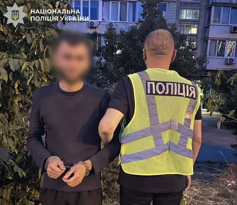Квартирна крадіжка на Оболоні: як злодії винесли 750 тисяч гривень з оселі пенсіонерки