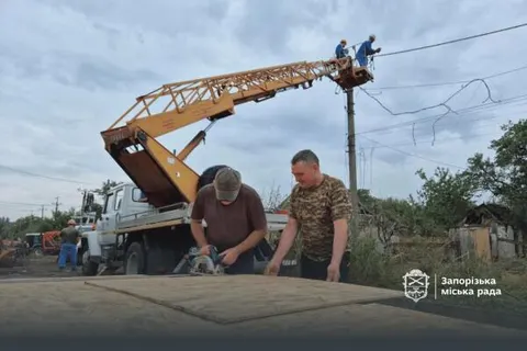 У Запоріжжі закрили вікна у 43 будинках після атак: що далі