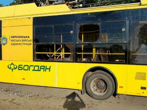 У Херсоні дрон пошкодив тролейбус на території комунального підприємства