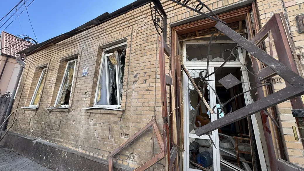 Другий день атак на Кропивницький: пошкоджені будинки, дитсадок і евакуація пасажирів
