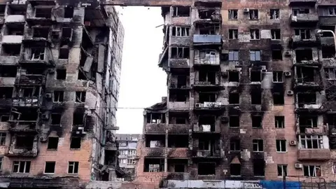 На руїнах Маріуполя: російський девелопер будує житло для військових