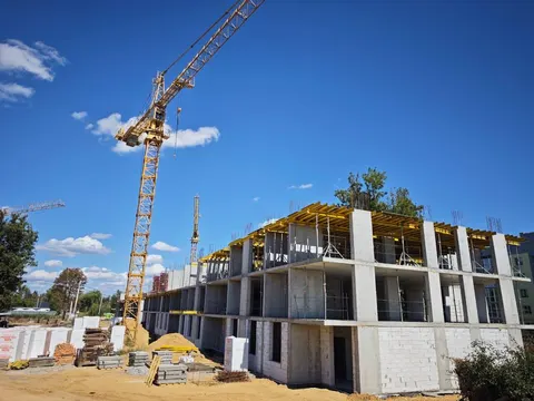 У Гостомелі замість зруйнованих будинків зводять житло та укриття на 1200 осіб