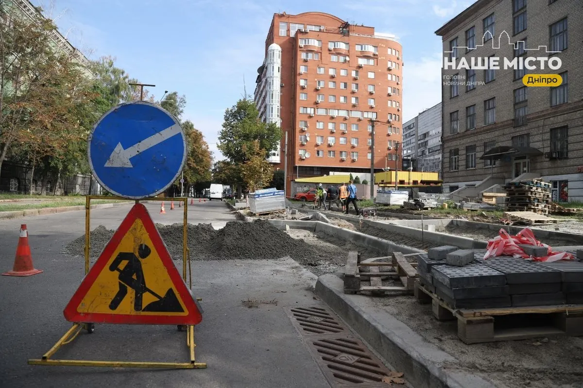 У Дніпрі на Князя Володимира Великого доробляють тротуар, велодоріжку та бордюри