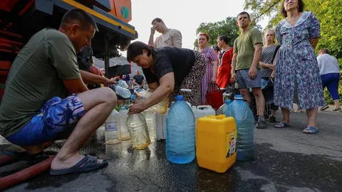 Окупанти на Донбасі виманюють житло й землю в літніх людей через водну кризу