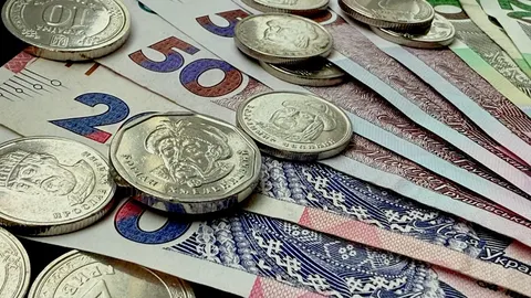 30 років гривні: як змінились зарплати та що це означає для власників житла