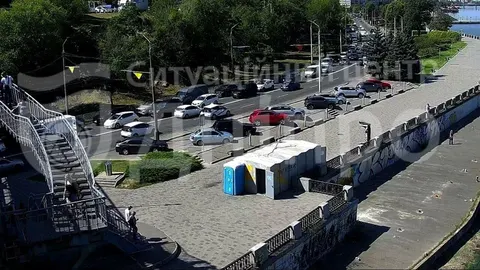 ДТП з комунальним авто у Дніпрі: ускладнено рух на Набережній