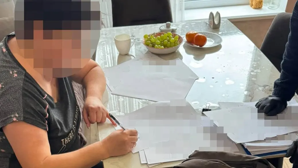 На Львівщині землевпорядницю підозрюють у виведенні трьох ділянок громади на 2 млн грн