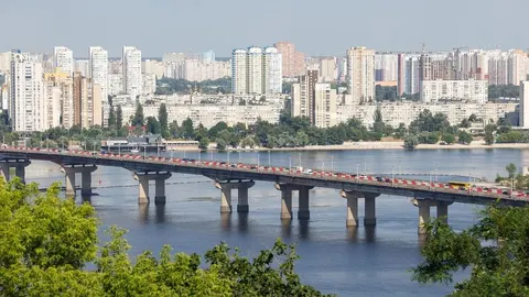Міст Патона частково перекриють на три дні: що це означає для водіїв