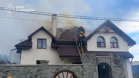 Пожежа на даху будинку в Дрогобичі: рятувальники врятували двоповерхівку