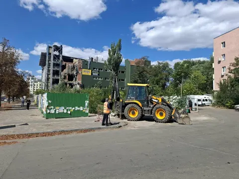 У центрі Маріуполя на місці знесеної п'ятиповерхівки біля ЦУМу почалися роботи