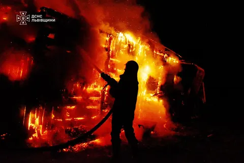 Пожежа на Золочівщині: рятувальники всю ніч гасили житловий будинок