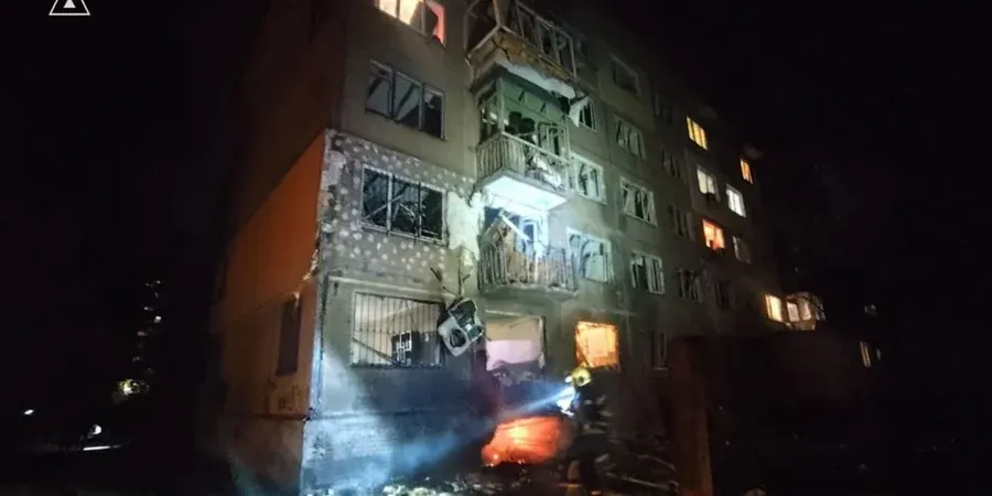 Удар по п'ятиповерхівці в Києві: пожежа, 15 врятованих, троє госпіталізованих