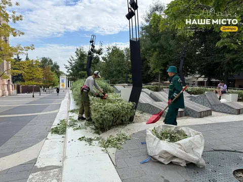 Як у Дніпрі доглядають вулицю Яворницького: робота комунальників