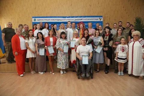 У Дніпрі нагородили тих, хто тримає тил: комунальників, рятувальників і волонтерів