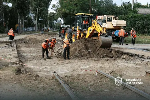 У Запоріжжі оновлюють трамвайний переїзд, який не ремонтували 40 років