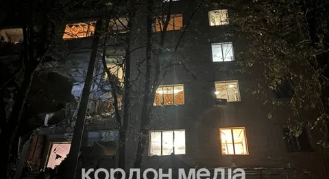 Авіаудар по Сумах: КАБ влучив у багатоповерхівку, під завалами можуть бути люди