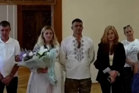У Києві пара одружилася наступного дня після влучання БпЛА в їхнє житло