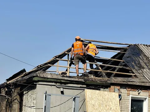 Обстріл Харкова: пошкоджено чотири приватні будинки, комунальники лагодять покрівлі