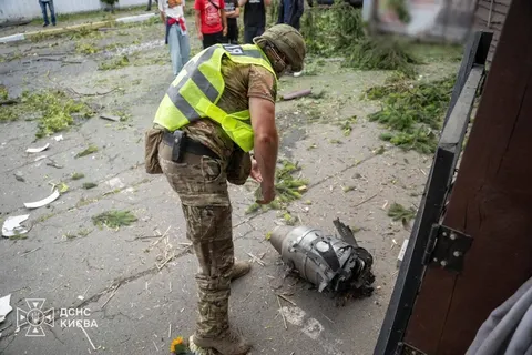 Уламки «Шахеда» впали біля житлових будинків у центрі Києва: що відомо власникам житла