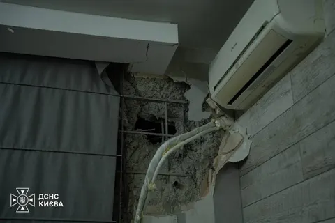 У Києві обстріл пошкодив квартиру на 14-му поверсі: деталі
