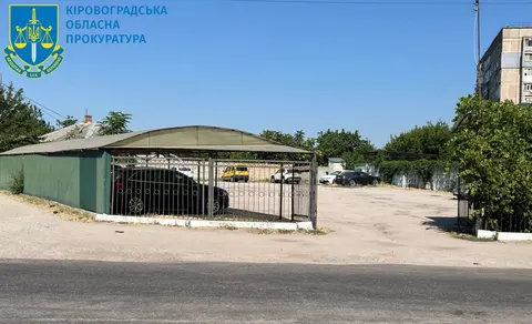 Паркан проти рішення суду: чому стоянку на Інгулі досі не прибрали