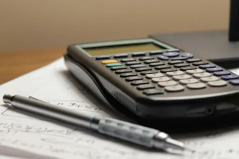 Податки при купівлі та продажу квартири: що чекає на власника