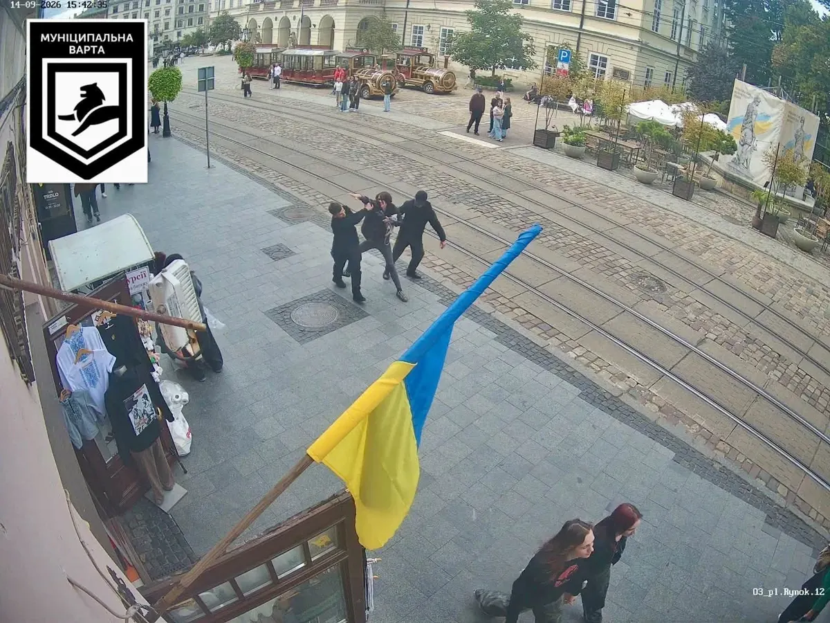 На площі Ринок у Львові муніципали затримали агресивну жінку