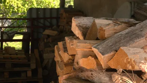 Черкащани готуються до зими: дрова, генератори та тепла підлога своїми руками