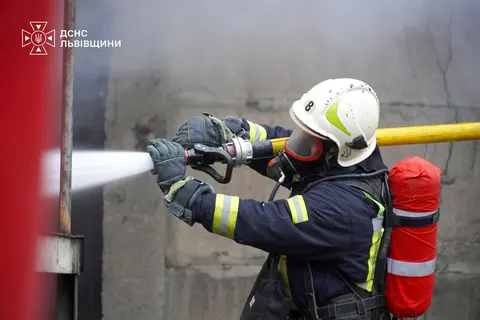 Пожежа у Стрию: з п'ятиповерхівки вночі евакуювали 10 мешканців